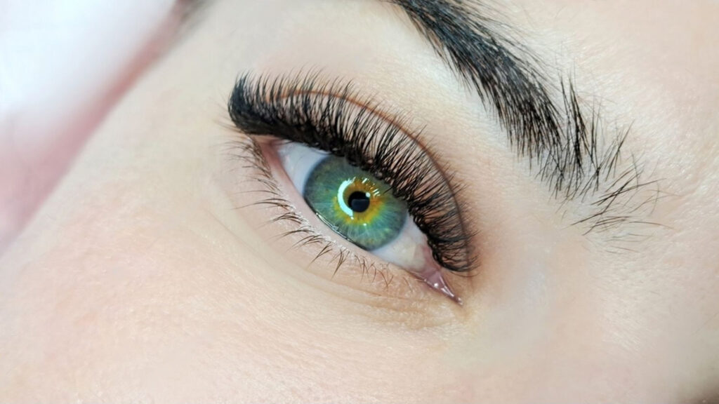 Remove Eyelash Glue from your delicate eyelashes